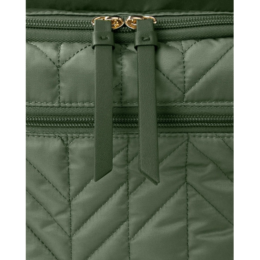 Zelená prešívaná taška sa zapína na zips s koženými jazýčkami. Zips je zlatý. Taška má ďalšie menšie vrecká.