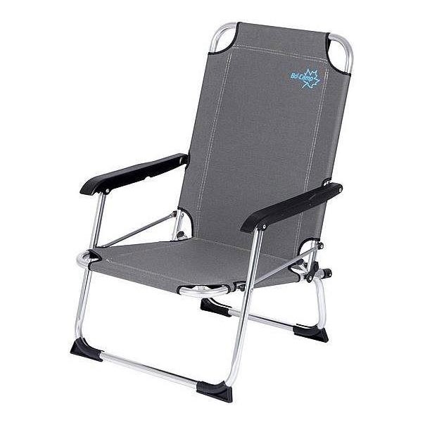 Skladacia stolička s opierkami, sivá látková sedačka a opierka, strieborný hliníkový rám. Na opierke je logo „BestCamp“. Stolička je na bielom pozadí.