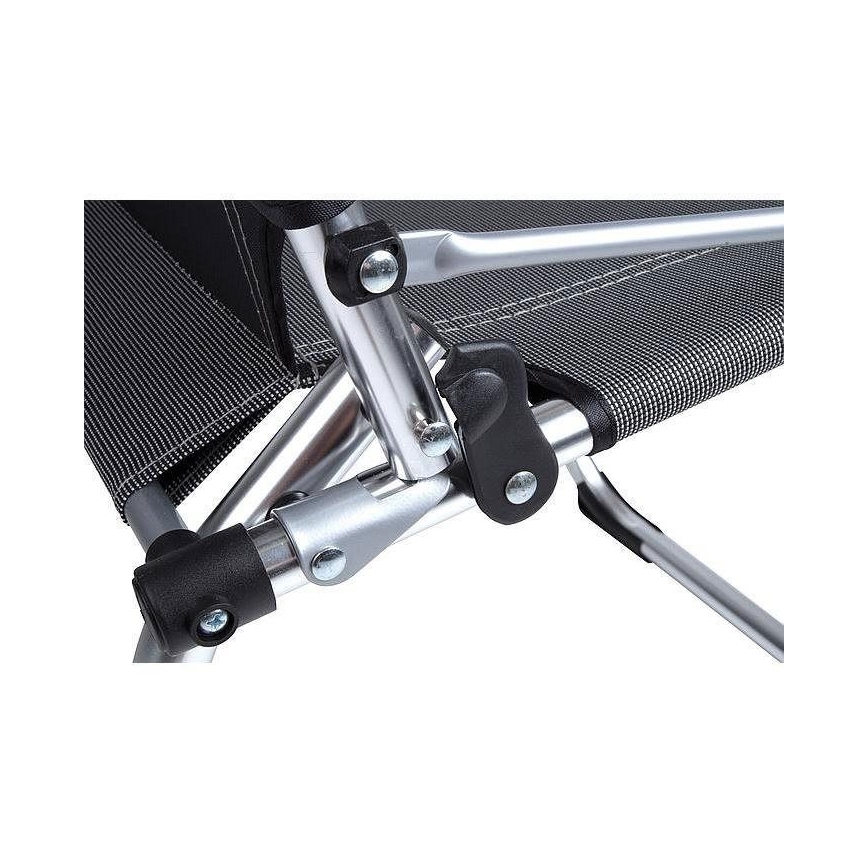 Skladacia stolička s nastaviteľnou opierkou je zložená z hliníkových rúrok a tmavošedého textilného poťahu. Mechanizmus nastavovania je viditeľný detailom čiernych plastových spojok.