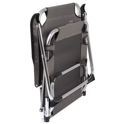 Skladacia ležadlo je zložené. Jeho konštrukcia je z hliníka a sivého textilného poťahu. Nachádza sa na bielom pozadí.