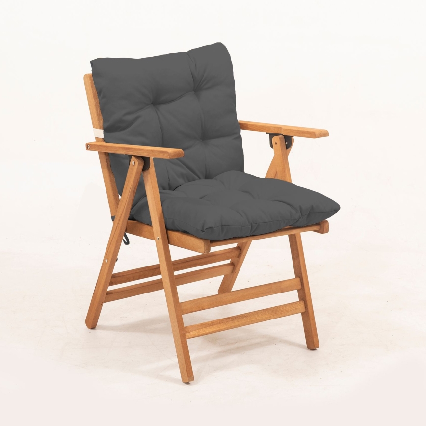 Skladacia drevená stolička s opierkami má tmavosivý čalúnený vankúš. Stolička stojí na svetlom pozadí.