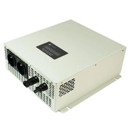 Solárny menič premieňa energiu. Má svetlosivú farbu, dve vstupy pre solárne panely a dve zásuvky. Je na bielom pozadí. Na displeji je nápis: „4500W SOLAR INVERTOR SP-4500-230“.