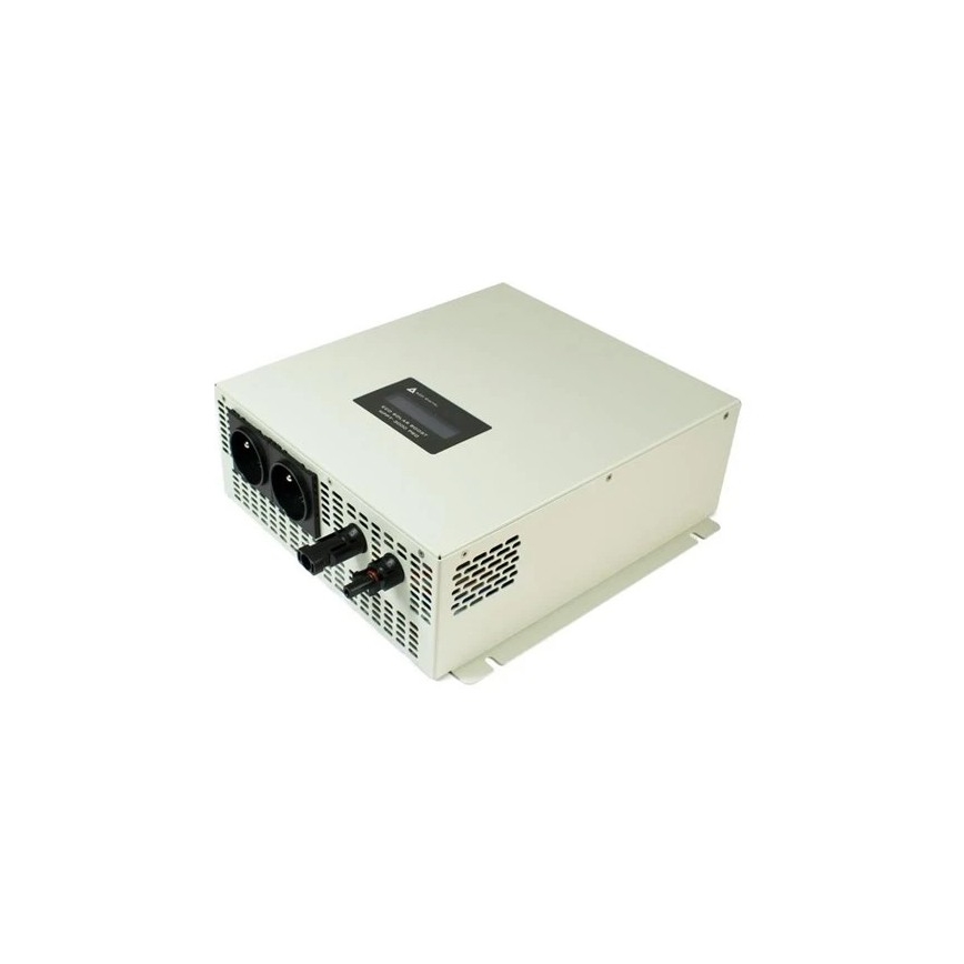 Solárny menič premieňa energiu. Má svetlosivú farbu, dve vstupy pre solárne panely a dve zásuvky. Je na bielom pozadí. Na displeji je nápis: „4500W SOLAR INVERTOR SP-4500-230“.