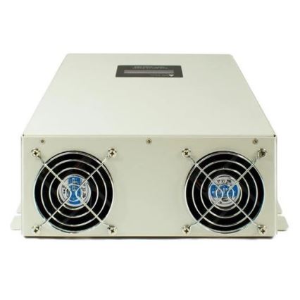 Menič napätia s dvoma ventilátormi na chladenie je umiestnený na bielom pozadí. Na vrchu má malý displej.