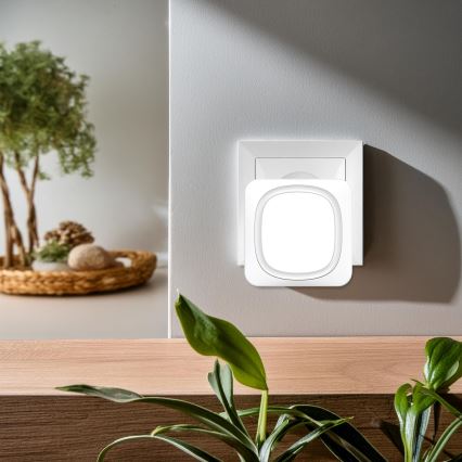 Bezdrôtový zvonček s LED osvetlením do zásuvky 230V/1xCR2032 IP56 biela