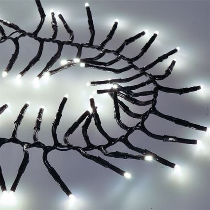 Svetelný reťaz s bielymi LED diódami je rozprestrený na svetlom pozadí. Čierne káble vytvárajú rozvetvený vzor. Diody svietia.