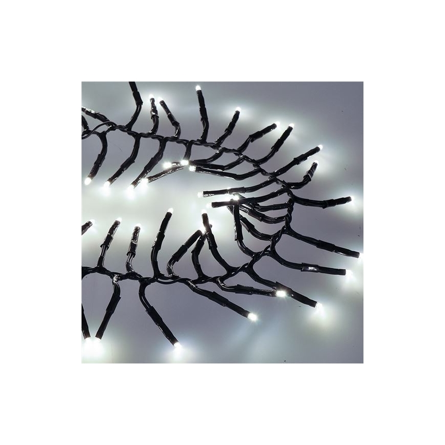 Svetelný reťaz s bielymi LED diódami je rozprestrený na svetlom pozadí. Čierne káble vytvárajú rozvetvený vzor. Diody svietia.