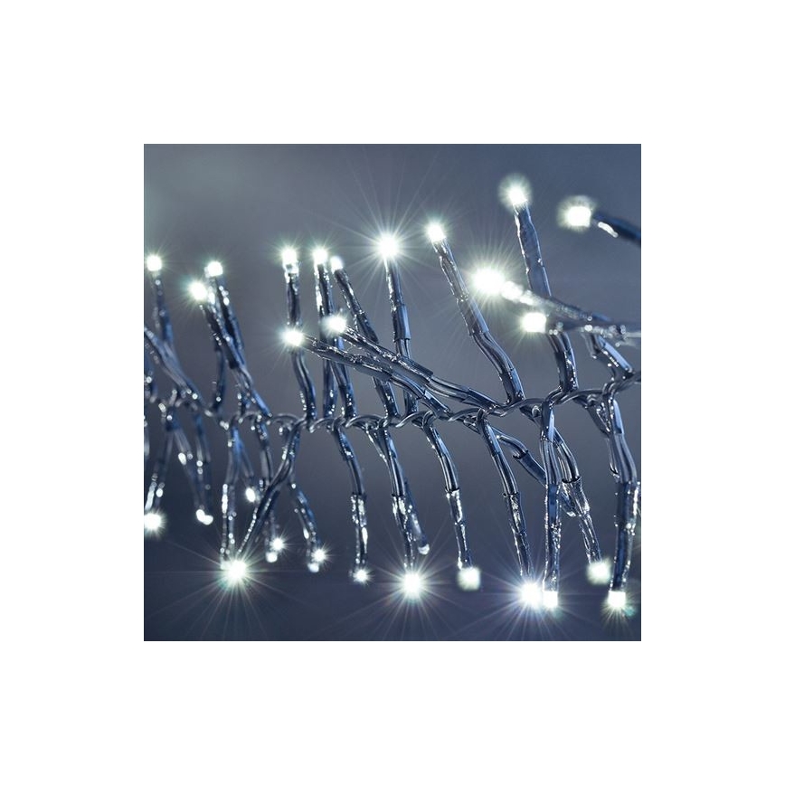 Svetlá – svietia – na striebornom kábli.