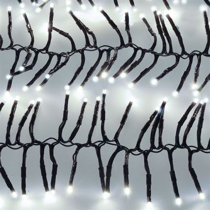 Svetelná reťaz s bielymi LED diódami na čiernych kábloch visí voľne. Diódy sú rozmiestnené po celej dĺžke káblov, ktoré sú usporiadané nepravidelne. Pozadí je svetlosivé.