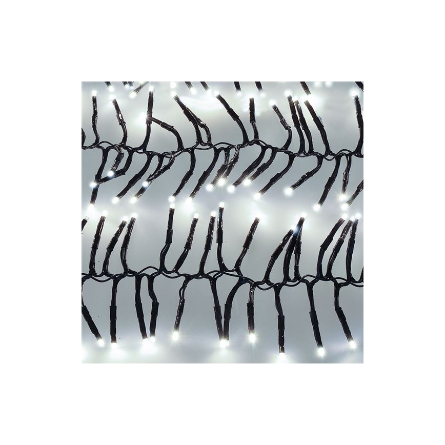 Svetelná reťaz s bielymi LED diódami na čiernych kábloch visí voľne. Diódy sú rozmiestnené po celej dĺžke káblov, ktoré sú usporiadané nepravidelne. Pozadí je svetlosivé.