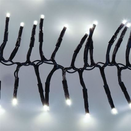 Svetelný rad s bielymi LED diódami na čiernych kábloch visí pred svetlým pozadím. Diódy svietia. Káble sú usporiadané v kaskádovitom tvare.