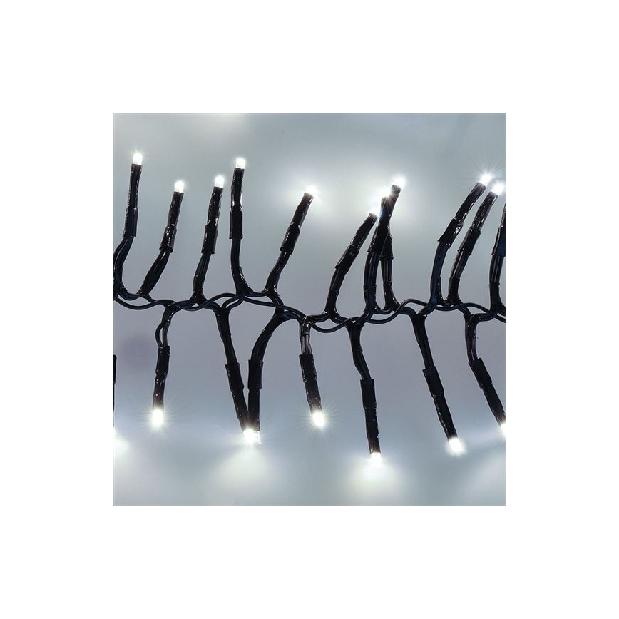 Svetelný rad s bielymi LED diódami na čiernych kábloch visí pred svetlým pozadím. Diódy svietia. Káble sú usporiadané v kaskádovitom tvare.