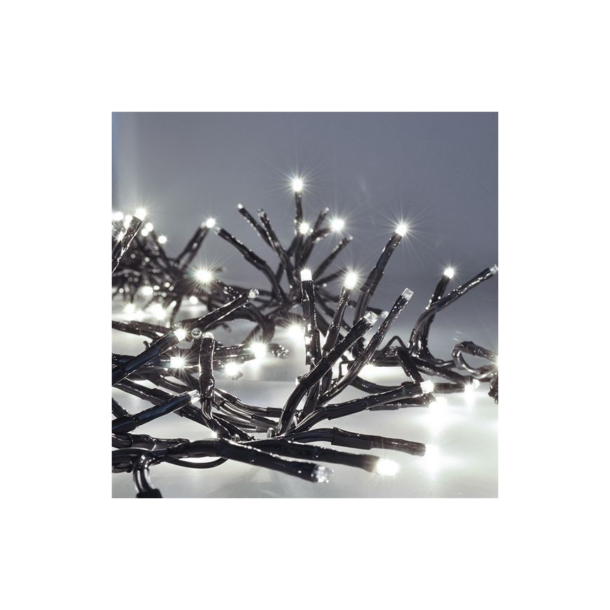 Svetelná reťaz s bielymi LED diódami na čiernych tenkých kábloch vytvára rozvetvený vzhľad. Svieti na svetlom pozadí.