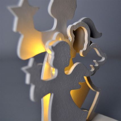 Drevená dekorácia s motívom anjelov a hviezd svieti vnútorným svetlom. Anjeli sú prekrytí a vyrezaní do tvaru. Stojí na podstavci.