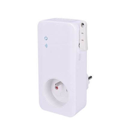Biely adaptér s integrovanou zásuvkou pre európsku sieť. Adaptér disponuje tlačidlom zapnutia/vypnutia a ikonami Wi-Fi. Na boku je viditeľný prepínač. Je umiestnený na bielom pozadí.