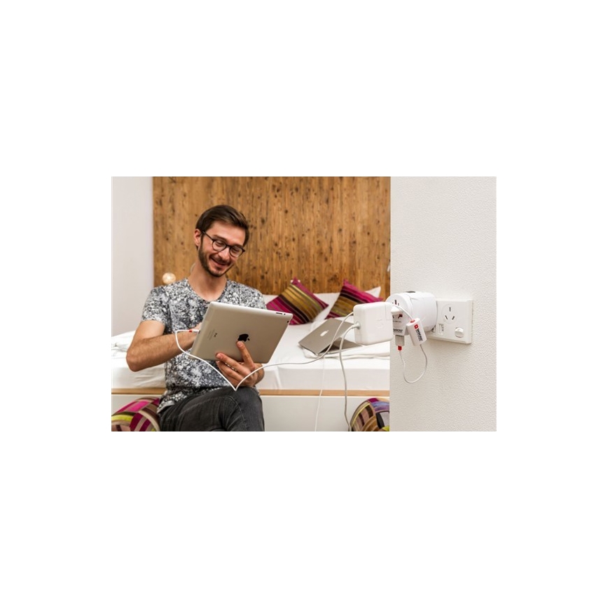 Univerzálny cestovný adaptér pre celý svet 230V + USB port