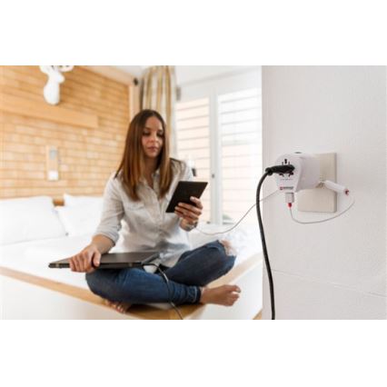 Univerzálny cestovný adaptér pre celý svet 230V + USB port