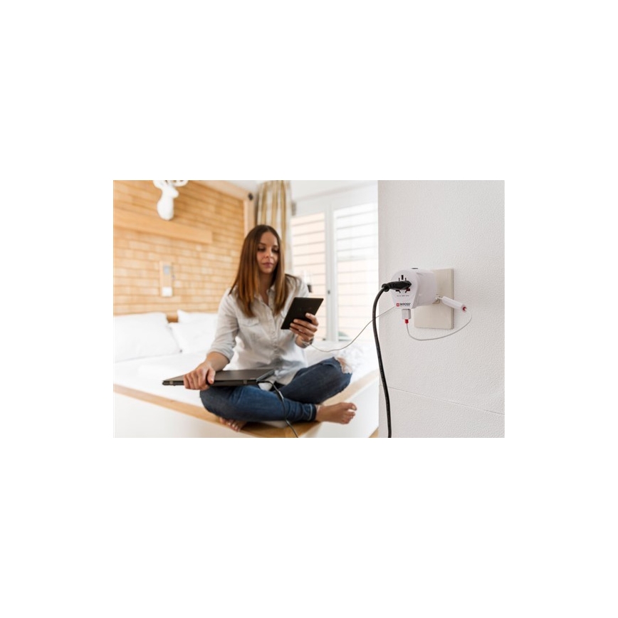 Univerzálny cestovný adaptér pre celý svet 230V + USB port