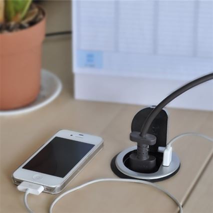 Vstavaná USB zásuvka s viečkom 230V