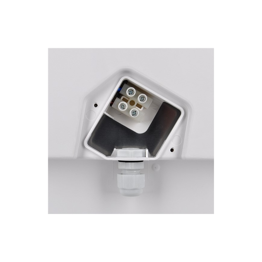 Biela plastová skrinka s otvorom a viditeľnými svorkovnicami na zapojenie káblov. Skrinka obsahuje spojovací káblový systém. Všetko je osadené na plochom bielom povrchu.