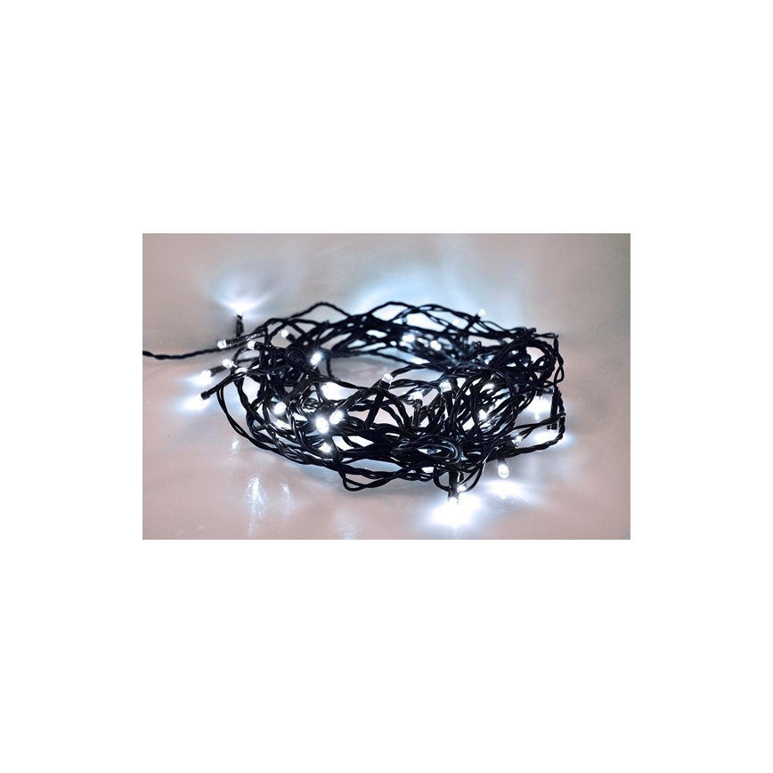 Svetelný reťaz s bielymi LED diódami a čiernym káblom je zvinutý do kruhu na svetlom povrchu.