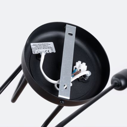 Čierna stropná lampa s viditeľnými elektrickými pripojeniami. Upevňovacia doska s označením: Softax Lighting Musolf sp. z o.o. Ul. Warszawska 16, 82-300 Elblag, POLAND www.softax.pl ODP: 2 clamps 230 V ~ 50 Hz, IP20, Class II, 37 W max. Viditeľné sú aj káble a svorkovnica.
