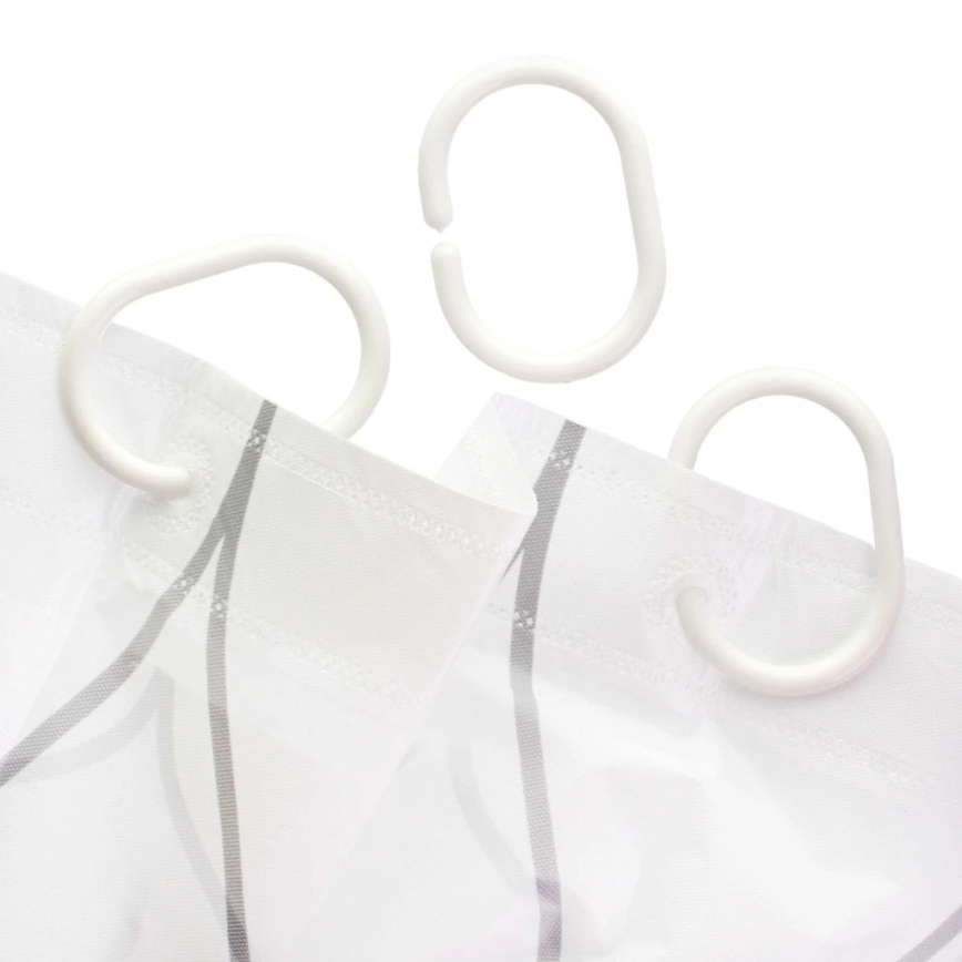 Biele sprchové závesy s šedými pruhmi sú prevlečené cez plastové háčiky v tvare písmena „C“. Háčiky sú čiastočne oddelené od závesu.