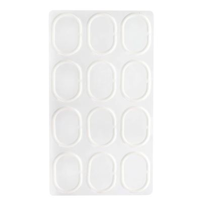 Šestnásť bielych plastových háčikov na závesy je usporiadaných v štyroch radoch po štyri na priehľadnej plastovej podložke. Háčiky sú zabalené pre predaj.