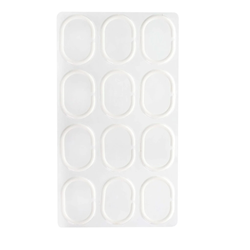 Šestnásť bielych plastových háčikov na závesy je usporiadaných v štyroch radoch po štyri na priehľadnej plastovej podložke. Háčiky sú zabalené pre predaj.