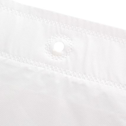 Biela textília má vystupovaný otvor prepevnený prešívaním. Je to detail látkového materiálu.