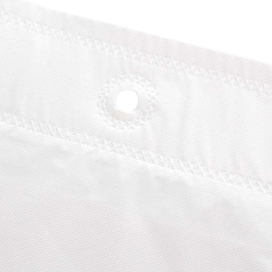 Biela textília má vystupovaný otvor prepevnený prešívaním. Je to detail látkového materiálu.