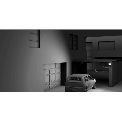 Auto stojí pred garážou. V pozadí je moderná budova. Svetlo svieti z exteriéru.