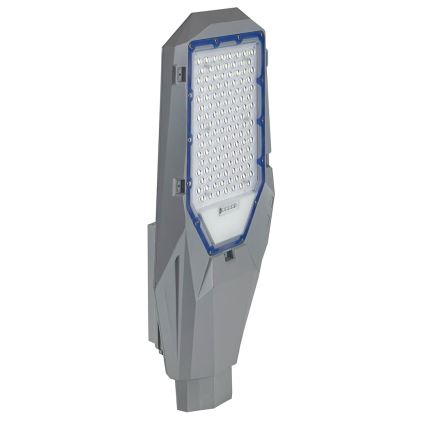 LED pouličná lampa svieti. Je sivá s modrými detailmi a obsahuje veľké množstvo LED diód usporiadaných do mriežky. Lampa je zobrazená na bielom pozadí.