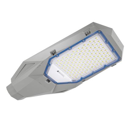 LED pouličné svietidlo s mnohými LED diódami osvetľuje. Šedý kovový kryt s modrým tesnením je na bielom pozadí.