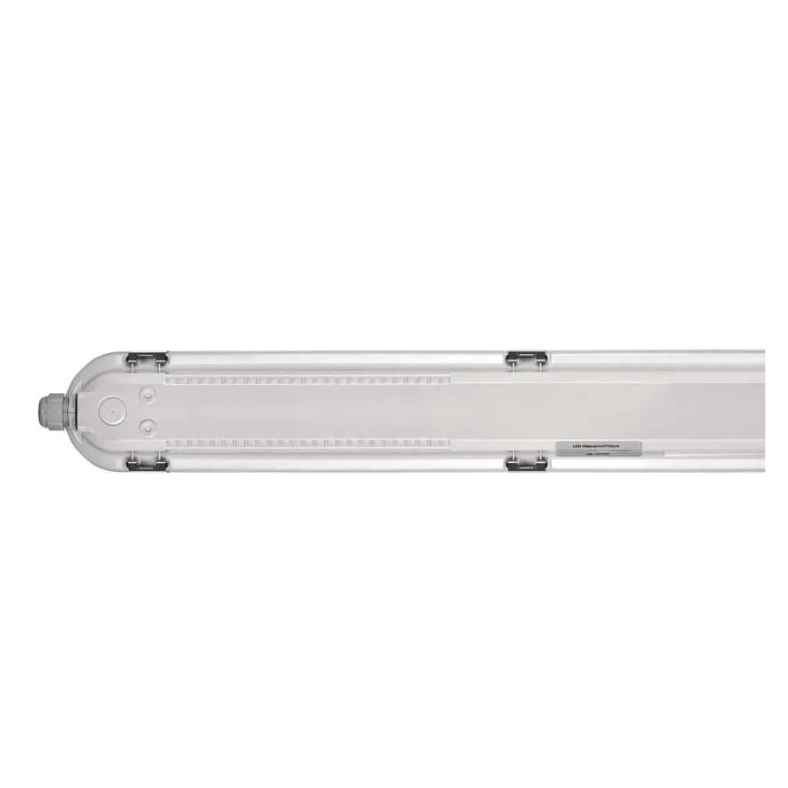 LED svietidlo je umiestnené horizontálne na bielom pozadí. Svietidlo je dlhé a úzke, s priehľadným krytom a viditeľnými LED diódami. Na jednom konci je viditeľný konektor. Na kryte je malá nálepka s textom LED Highbay Fixture.