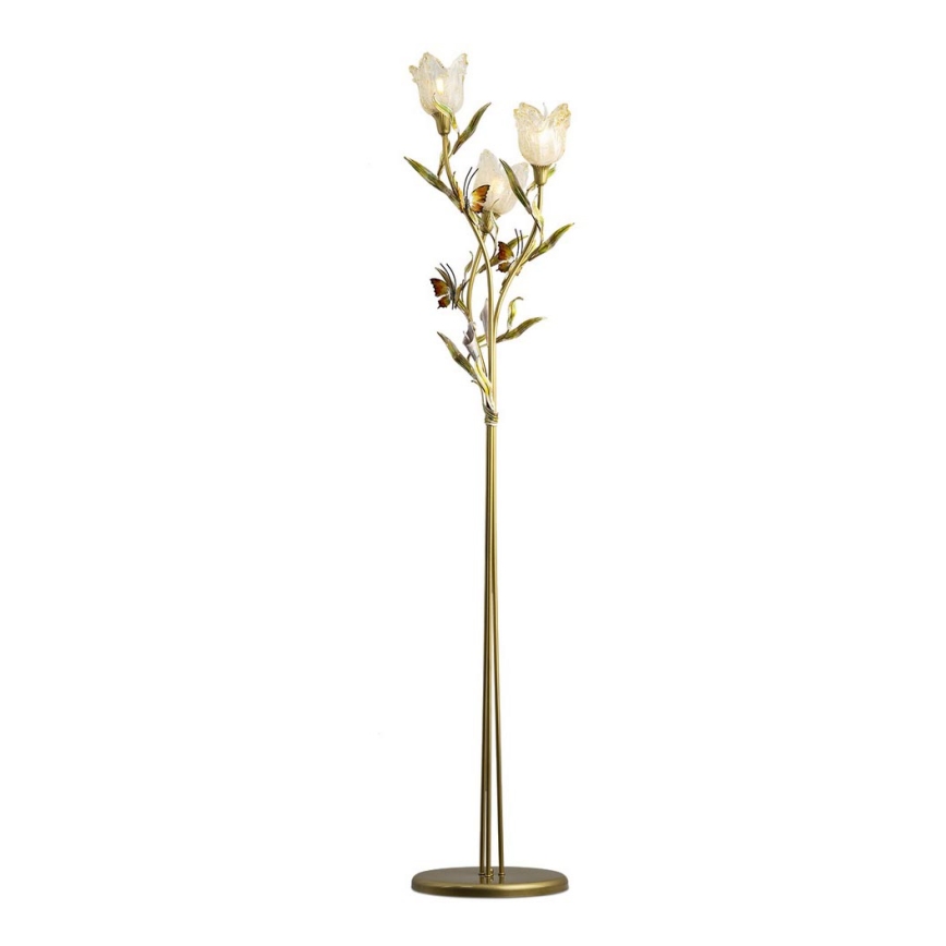 Stojacia lampa s tromi tienidlami v tvare tulipánov a motýľmi, zdobená zlatou kovovou konštrukciou, stojí na kruhovom podstavci.