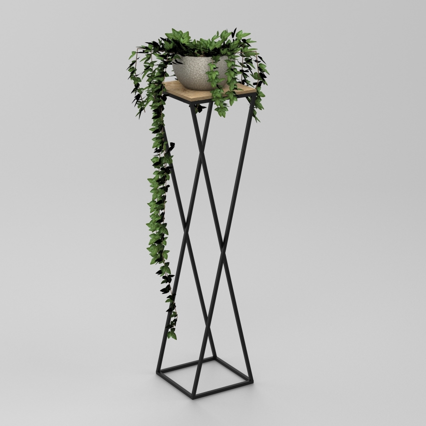 Kvetináč s popínavou rastlinou stojí na vysokom kovovom stojane s drevenou podložkou. Stojan má X-tvarovanú konštrukciu. Rastlina previsá zo stojana.