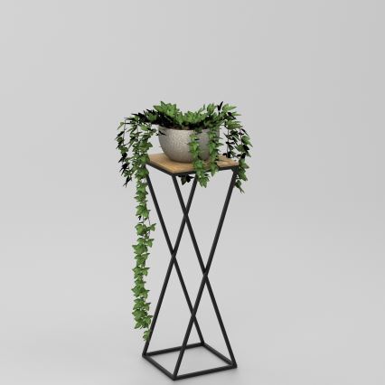 Rastlina v sivom kvetináči stojí na drevenom podstavci kovového stojana s prepletenými nohami. Popínavá rastlina visí zo stojana. Svetlé pozadie.