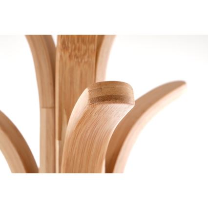 Drevený vešiak na oblečenie s viacerými zakrivenými ramenami slúži na zavesenie odevov. Rameno vešiaka je vyrobené z svetlého dreva, pravdepodobne bambusu. Vešiak stojí na bielom pozadí.