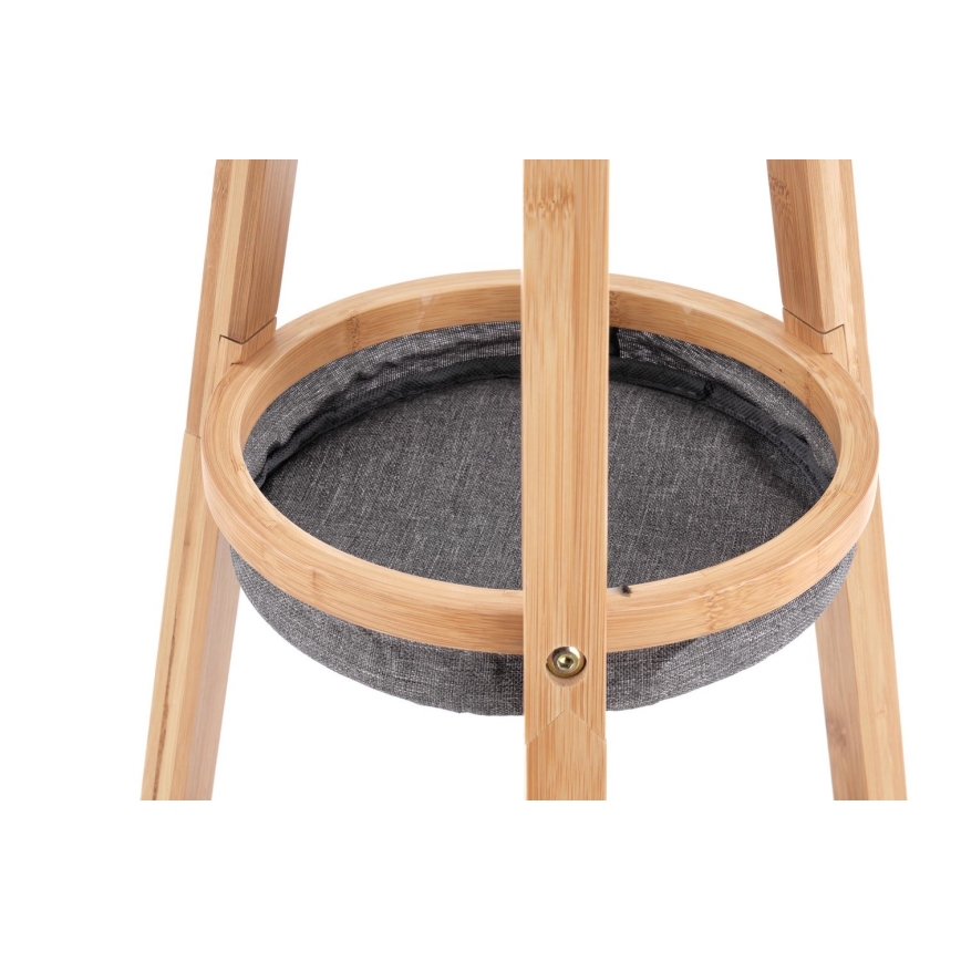 Bambusový stojan s okrúhlou látkovou vložkou v strede. Stojan slúži ako odkladacia plocha. Konštrukcia je z bambusového dreva.