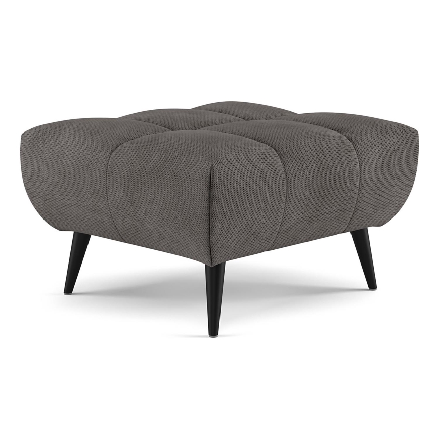 Štvorcový taburet tmavosivej farby s čalúnením a štyrmi čiernymi nožičkami stojí na bielom pozadí. Taburet je mierne zaoblený a jeho povrch je členitý.