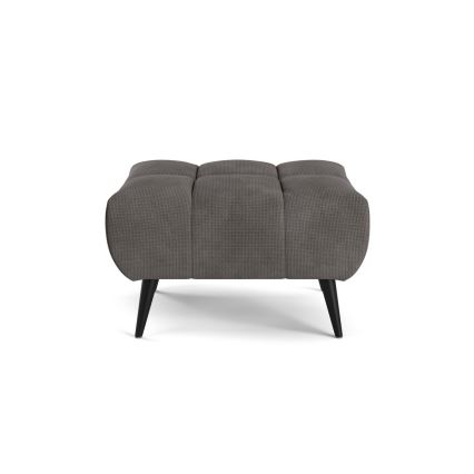 Štvorcový tmavosivý taburet stojí na štyroch tenkých čiernych nohách. Jeho sedacia časť je čalúnená a má prešívané štvorce. Taburet je umiestnený na bielom pozadí.