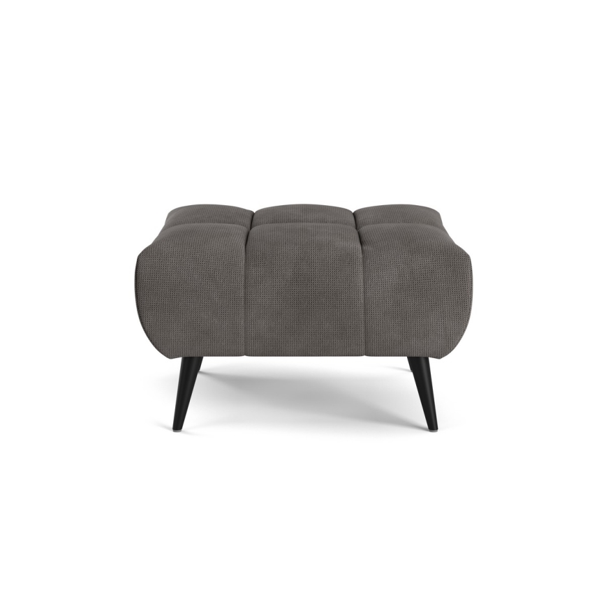 Štvorcový tmavosivý taburet stojí na štyroch tenkých čiernych nohách. Jeho sedacia časť je čalúnená a má prešívané štvorce. Taburet je umiestnený na bielom pozadí.