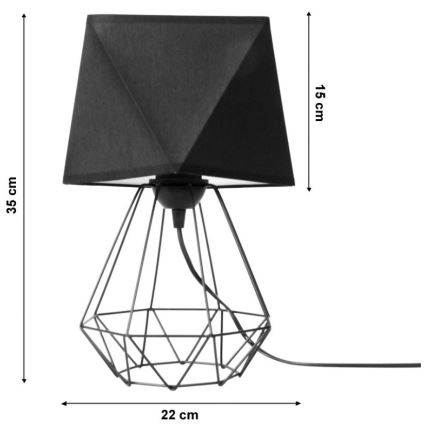 Stolová lampa s čiernym tienidlom v tvare pyramídy a čiernym kovovým podstavcom geometrického tvaru stojí na bielom pozadí. Rozmery: výška 35 cm, šírka tienidla 22 cm, výška tienidla 15 cm.
