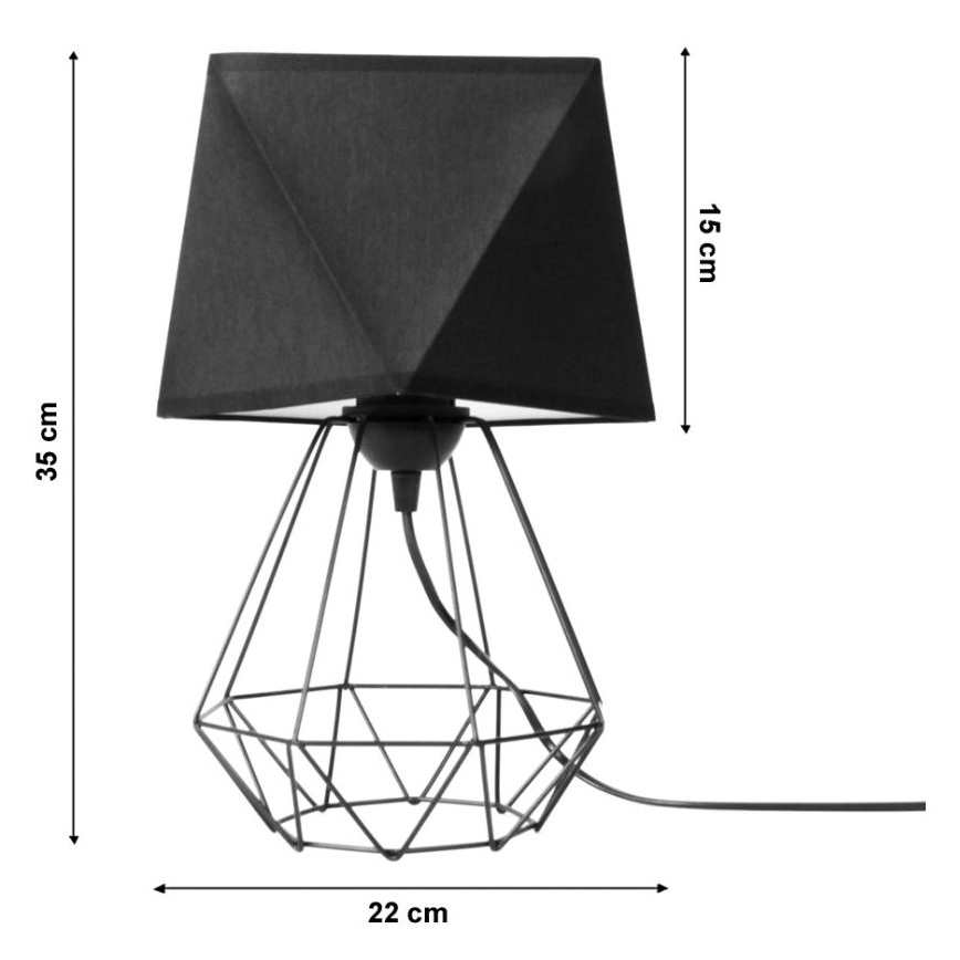 Stolová lampa s čiernym tienidlom v tvare pyramídy a čiernym kovovým podstavcom geometrického tvaru stojí na bielom pozadí. Rozmery: výška 35 cm, šírka tienidla 22 cm, výška tienidla 15 cm.