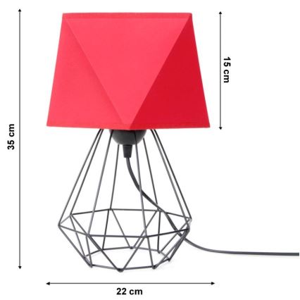 Stolová lampa s červeným štvorhranným tienidlom a čiernym kovovými geometrickým podstavcom, s viditeľným káblom. Rozmery: výška 35 cm, šírka tienidla 15 cm, priemer podstavca 22 cm.