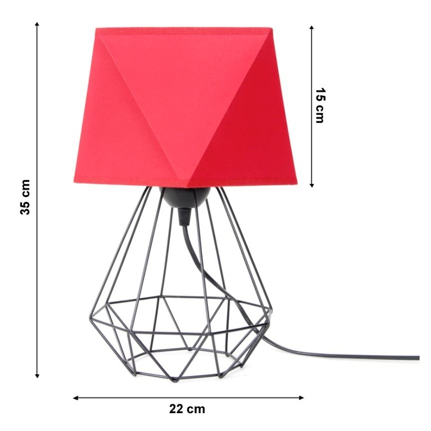 Stolová lampa s červeným štvorhranným tienidlom a čiernym kovovými geometrickým podstavcom, s viditeľným káblom. Rozmery: výška 35 cm, šírka tienidla 15 cm, priemer podstavca 22 cm.