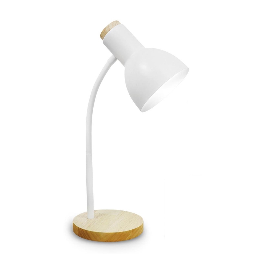Stolná lampa s bielym tienidlom a drevenou základňou stojí na bielom pozadí. Lampa je mierne naklonená doprava.