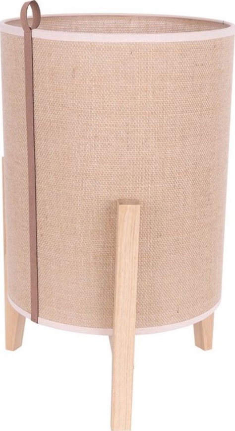 Stojacia lampa stojí na štyroch drevených nožičkách. Jej valcový tienidlo je z jutového materiálu s hnedým koženým pásikom.