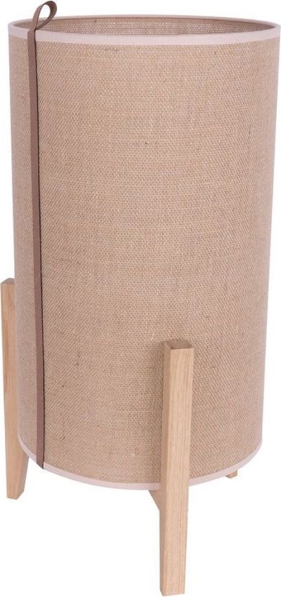 Stojacia lampa stojí na drevenom podstavci. Jej valcový tienidlo je z jutového materiálu, s hnedým koženým remienkom. Lampa je svetlohnedej farby.